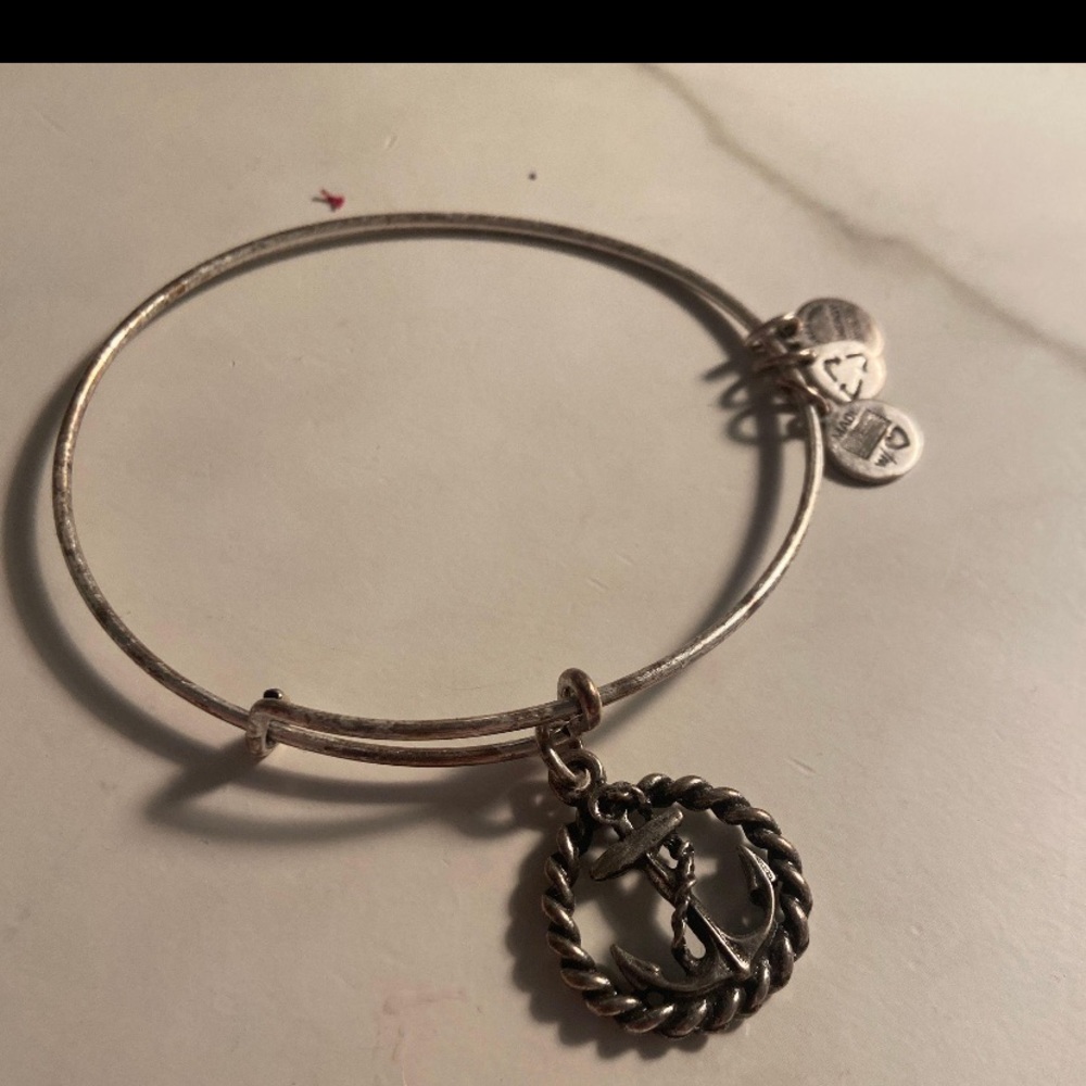 Anchor bracelet